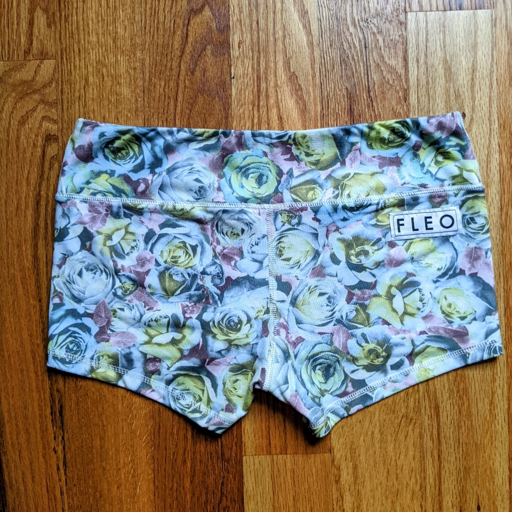 Fleo Pastel Roses original shorts Size MD